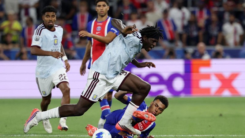 Pemain Aston Villa Brian Madjo berduel dengan pemain Paris Saint-Germain Desire Doue pada Piala Super UEFA, di Stadion Salzburg, Salzburg, Austria, 12 Agustus 2026.
