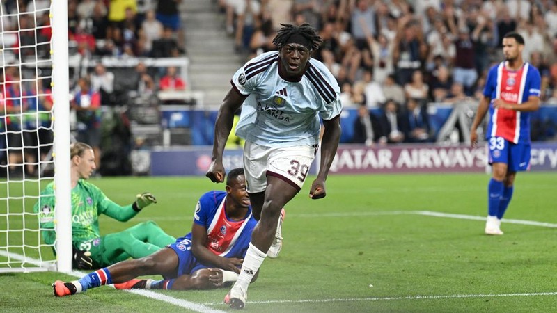 Pemain Aston Villa Brian Madjo merayakan gol pertama timnya pada Piala Super UEFA, di Stadion Salzburg, Salzburg, Austria, 12 Agustus 2026.