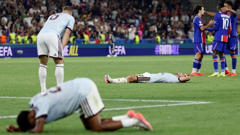 Pemain Aston Villa Emiliano Buendia tampak kecewa setelah timnya kalah pada Piala Super UEFA, di Stadion Salzburg, Salzburg, Austria, 12 Agustus 2026.