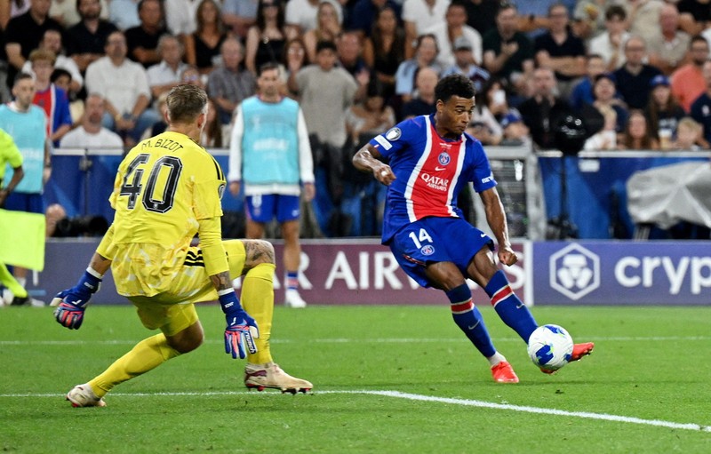 Pemain Paris Saint-Germain Marquinhos mengangkat trofi bersama rekan-rekannya setelah memenangkan Piala Super UEFA di Stadion Salzburg, Salzburg, Austria, 12 Agustus 2026.  (REUTERS/Angelika Warmuth)