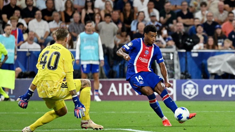 Pemain Paris Saint-Germain Desire Doue mencetak gol kedua timnya melewati kiper Aston Villa Marco Bizot pada Piala Super UEFA, di Stadion Salzburg, Salzburg, Austria, 12 Agustus 2026.