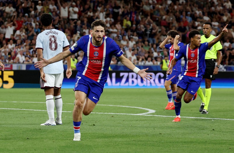 Pemain Paris Saint-Germain Marquinhos mengangkat trofi bersama rekan-rekannya setelah memenangkan Piala Super UEFA di Stadion Salzburg, Salzburg, Austria, 12 Agustus 2026.  (REUTERS/Angelika Warmuth)
