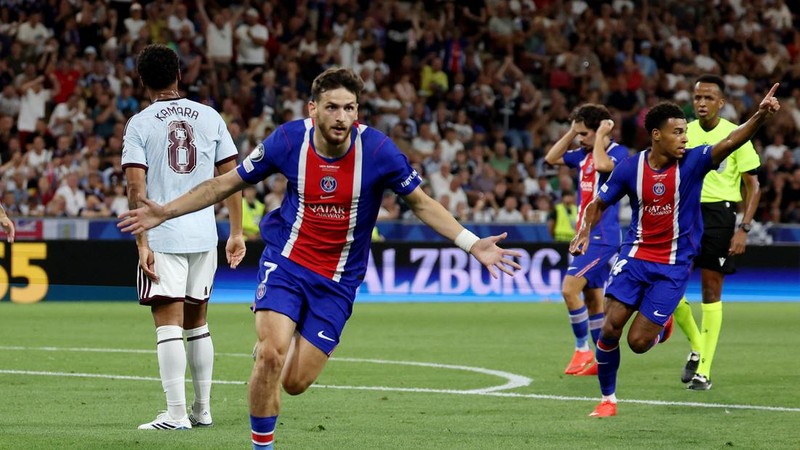 Pemain Paris Saint-Germain Khvicha Kvaratskhelia merayakan gol pertama timnya pada Piala Super UEFA, di Stadion Salzburg, Salzburg, Austria, 12 Agustus 2026.