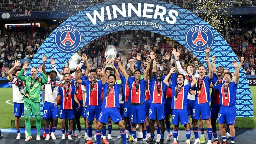 Pemain Paris Saint-Germain Marquinhos mengangkat trofi bersama rekan-rekannya setelah memenangkan Piala Super UEFA di Stadion Salzburg, Salzburg, Austria, 12 Agustus 2026. (REUTERS/Angelika Warmuth)