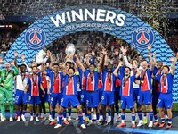 Pemain Paris Saint-Germain Marquinhos mengangkat trofi bersama rekan-rekannya setelah memenangkan Piala Super UEFA di Stadion Salzburg, Salzburg, Austria, 12 Agustus 2026. (REUTERS/Angelika Warmuth)
