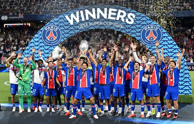 Pemain Paris Saint-Germain Marquinhos mengangkat trofi bersama rekan-rekannya setelah memenangkan Piala Super UEFA di Stadion Salzburg, Salzburg, Austria, 12 Agustus 2026.  (REUTERS/Angelika Warmuth)