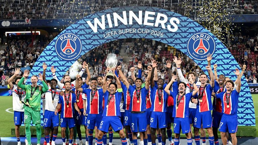 Pemain Paris Saint-Germain Marquinhos mengangkat trofi bersama rekan-rekannya setelah memenangkan Piala Super UEFA di Stadion Salzburg, Salzburg, Austria, 12 Agustus 2026.  (REUTERS/Angelika Warmuth)