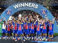 Pemain Paris Saint-Germain Marquinhos mengangkat trofi bersama rekan-rekannya setelah memenangkan Piala Super UEFA di Stadion Salzburg, Salzburg, Austria, 12 Agustus 2026.  (REUTERS/Angelika Warmuth)