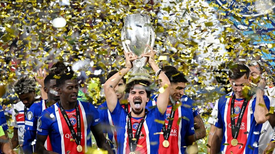 Pemain Paris Saint-Germain Vitinha mengangkat trofi bersama rekan-rekannya setelah memenangkan Piala Super UEFA, di Stadion Salzburg, Salzburg, Austria, 12 Agustus 2026.