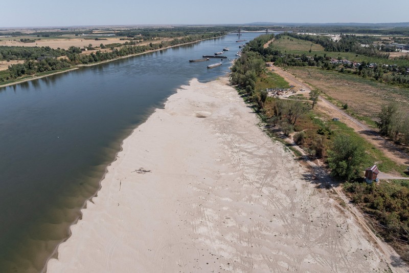 Bangkai kapal tunda Slovenac&mdash;yang tenggelam setelah menabrak ranjau pada tahun 1945&mdash;di Sungai Sava terlihat saat permukaan air turun akibat cuaca panas berkepanjangan dan kondisi kering, di dekat Sremska Mitrovica, Serbia, 12 Agustus 2026. (REUTERS/Marko Djurica)