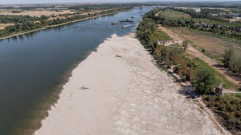 Permukaan air turun akibat cuaca panas berkepanjangan dan kondisi kering, di Novi Sad, Serbia, 12 Agustus 2026. (REUTERS/Marko Djurica)