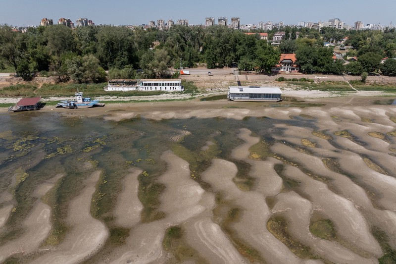 Bangkai kapal tunda Slovenac&mdash;yang tenggelam setelah menabrak ranjau pada tahun 1945&mdash;di Sungai Sava terlihat saat permukaan air turun akibat cuaca panas berkepanjangan dan kondisi kering, di dekat Sremska Mitrovica, Serbia, 12 Agustus 2026. (REUTERS/Marko Djurica)