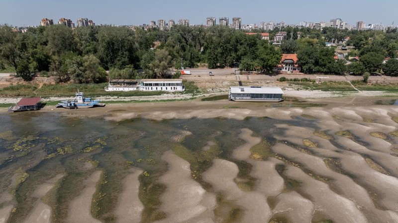 Permukaan air turun akibat cuaca panas berkepanjangan dan kondisi kering, di Novi Sad, Serbia, 12 Agustus 2026. (REUTERS/Marko Djurica)