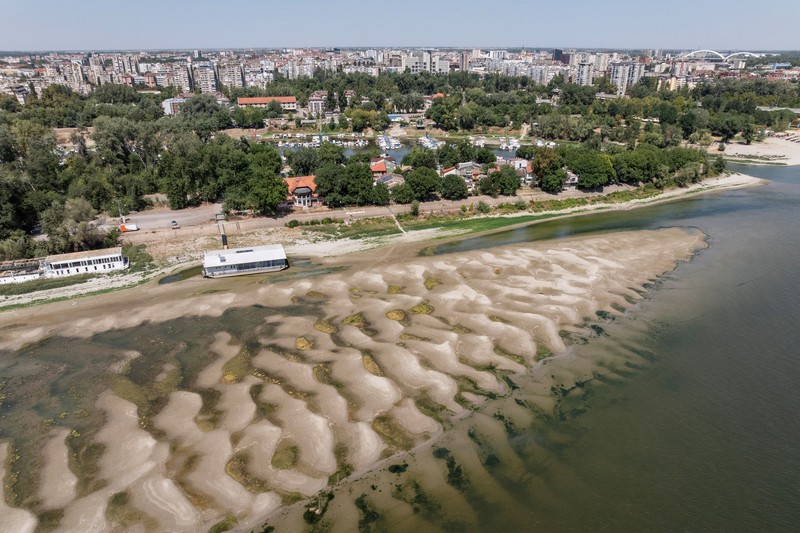 Bangkai kapal tunda Slovenac&mdash;yang tenggelam setelah menabrak ranjau pada tahun 1945&mdash;di Sungai Sava terlihat saat permukaan air turun akibat cuaca panas berkepanjangan dan kondisi kering, di dekat Sremska Mitrovica, Serbia, 12 Agustus 2026. (REUTERS/Marko Djurica)