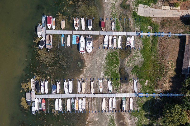 Bangkai kapal tunda Slovenac&mdash;yang tenggelam setelah menabrak ranjau pada tahun 1945&mdash;di Sungai Sava terlihat saat permukaan air turun akibat cuaca panas berkepanjangan dan kondisi kering, di dekat Sremska Mitrovica, Serbia, 12 Agustus 2026. (REUTERS/Marko Djurica)