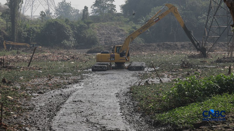 Petugas Satgas SDA PUPR kota depok memasang bronjong batu kali di lokasi bekas banjir yang kini sudah mengering di Jalan penghubung Kampung Bulak, Cipayung, Depok, Jawa Barat, Kamis, (13/8/2026). (CNBC Indonesia/Muhammad Sabki)
