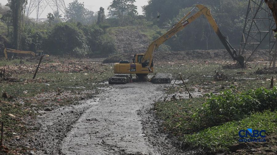 Petugas Satgas SDA PUPR kota depok memasang bronjong batu kali di lokasi bekas banjir yang kini sudah mengering di Jalan penghubung Kampung Bulak, Cipayung, Depok, Jawa Barat, Kamis, (13/8/2026).
