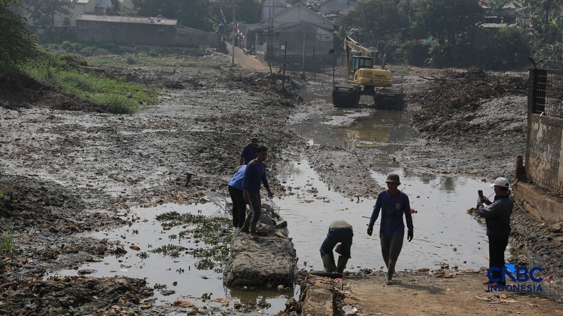 Petugas Satgas SDA PUPR kota depok memasang bronjong batu kali di lokasi bekas banjir yang kini sudah mengering di Jalan penghubung Kampung Bulak, Cipayung, Depok, Jawa Barat, Kamis, (13/8/2026). (CNBC Indonesia/Muhammad Sabki)
