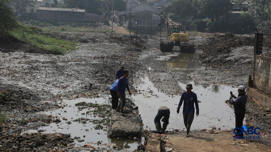 Petugas Satgas SDA PUPR kota depok memasang bronjong batu kali di lokasi bekas banjir yang kini sudah mengering di Jalan penghubung Kampung Bulak, Cipayung, Depok, Jawa Barat, Kamis, (13/8/2026). (CNBC Indonesia/Muhammad Sabki)
