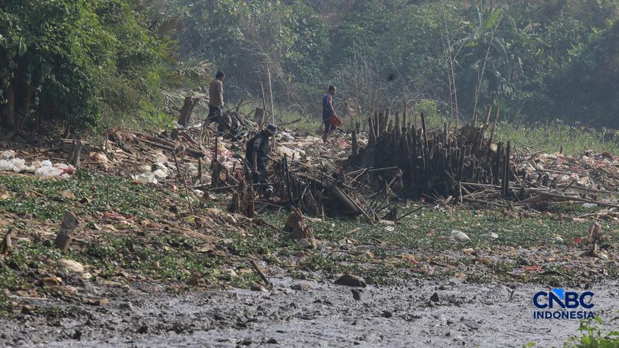 Petugas Satgas SDA PUPR kota depok memasang bronjong batu kali di lokasi bekas banjir yang kini sudah mengering di Jalan penghubung Kampung Bulak, Cipayung, Depok, Jawa Barat, Kamis, (13/8/2026).