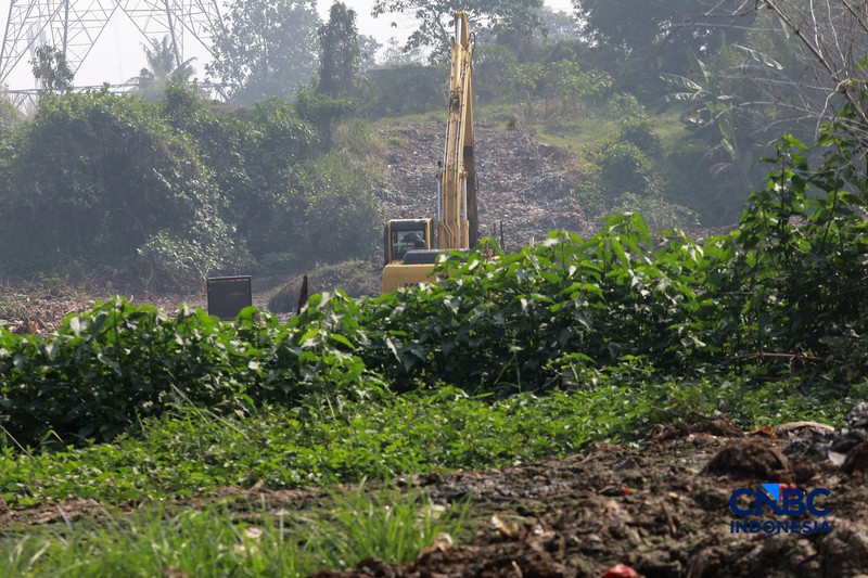 Petugas Satgas SDA PUPR kota depok memasang bronjong batu kali di lokasi bekas banjir yang kini sudah mengering di Jalan penghubung Kampung Bulak, Cipayung, Depok, Jawa Barat, Kamis, (13/8/2026). (CNBC Indonesia/Muhammad Sabki)