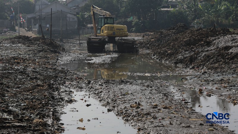 Petugas Satgas SDA PUPR kota depok memasang bronjong batu kali di lokasi bekas banjir yang kini sudah mengering di Jalan penghubung Kampung Bulak, Cipayung, Depok, Jawa Barat, Kamis, (13/8/2026). (CNBC Indonesia/Muhammad Sabki)