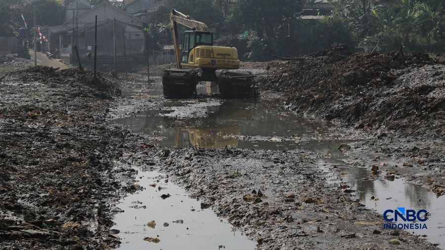Petugas Satgas SDA PUPR kota depok memasang bronjong batu kali di lokasi bekas banjir yang kini sudah mengering di Jalan penghubung Kampung Bulak, Cipayung, Depok, Jawa Barat, Kamis, (13/8/2026).