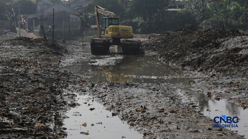 Petugas Satgas SDA PUPR kota depok memasang bronjong batu kali di lokasi bekas banjir yang kini sudah mengering di Jalan penghubung Kampung Bulak, Cipayung, Depok, Jawa Barat, Kamis, (13/8/2026).