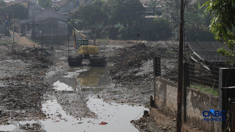 Petugas Satgas SDA PUPR kota depok memasang bronjong batu kali di lokasi bekas banjir yang kini sudah mengering di Jalan penghubung Kampung Bulak, Cipayung, Depok, Jawa Barat, Kamis, (13/8/2026).