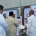 Presiden Prabowo Subianto melihat motor listrik saat acara pluncuran Motor Listriokm Nasional (Molinas) pada Kamis (13/8/2026). ((YouTube/Sekretariat Presiden)