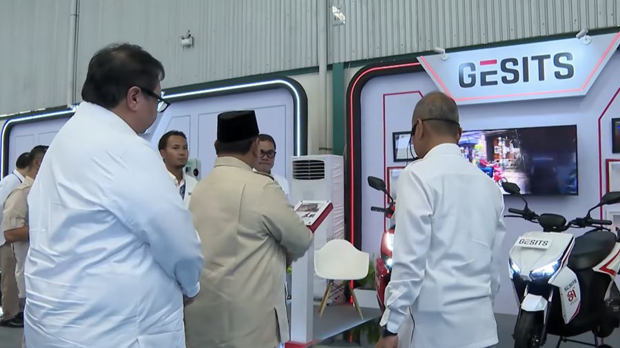 Presiden Prabowo Subianto melihat motor listrik saat acara pluncuran Motor Listriokm Nasional (Molinas) pada Kamis (13/8/2026). ((YouTube/Sekretariat Presiden)
