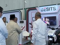 Presiden Prabowo Subianto melihat motor listrik saat acara pluncuran Motor Listriokm Nasional (Molinas) pada Kamis (13/8/2026). ((YouTube/Sekretariat Presiden)