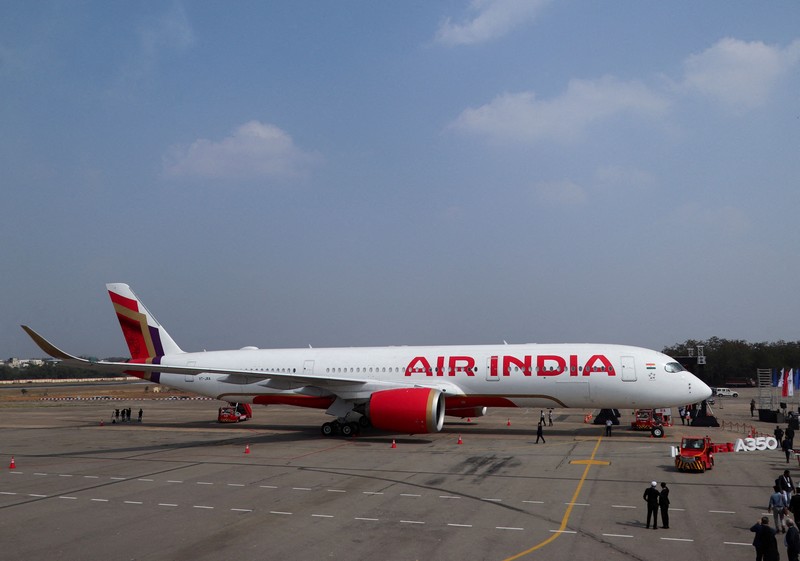 Sebuah pesawat Airbus A350 milik Air India dipamerkan dalam ajang penerbangan Wings India 2024 di Bandara Begumpet, Hyderabad, India, pada 18 Januari 2024. (REUTERS/Almaas Masood/File Foto)
