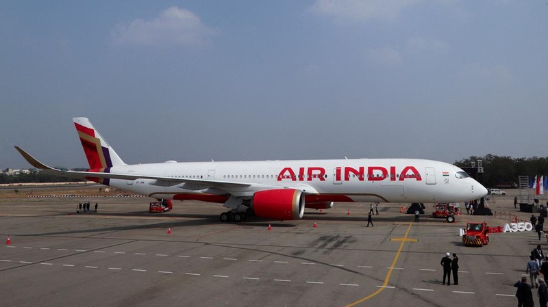 Sebuah pesawat Airbus A350 milik Air India dipamerkan dalam ajang penerbangan Wings India 2024 di Bandara Begumpet, Hyderabad, India, pada 18 Januari 2024. (REUTERS/Almaas Masood/File Foto)