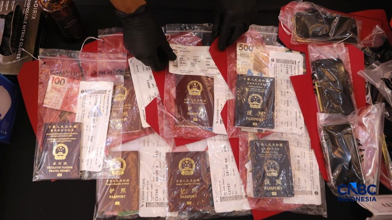 Sejumlah barang bukti berupa emas dan dokumen lainya ditampilkan pada Konferensi Pers Penindakan Penyelundupan Ekspor Emas KPU Bea dan Cukai Tipe C Soekarno-Hatta, di Aula Gedung B KPU Bea dan Cukai Soekarno Hatta, Tangerang, Banten, Kamis, 13/8. (CNBC Indonesia/Muhammad Sabki)