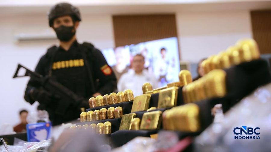 Sejumlah barang bukti berupa emas dan dokumen lainya ditampilkan pada Konferensi Pers Penindakan Penyelundupan Ekspor Emas KPU Bea dan Cukai Tipe C Soekarno-Hatta, di Aula Gedung B KPU Bea dan Cukai Soekarno Hatta, Tangerang, Banten, Kamis, 13/8. (CNBC Indonesia/Muhammad Sabki)