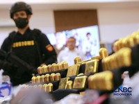 Sejumlah barang bukti berupa emas dan dokumen lainya ditampilkan pada Konferensi Pers Penindakan Penyelundupan Ekspor Emas KPU Bea dan Cukai Tipe C Soekarno-Hatta, di Aula Gedung B KPU Bea dan Cukai Soekarno Hatta, Tangerang, Banten, Kamis, 13/8. (CN