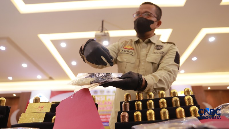 Sejumlah barang bukti berupa emas dan dokumen lainya ditampilkan pada Konferensi Pers Penindakan Penyelundupan Ekspor Emas KPU Bea dan Cukai Tipe C Soekarno-Hatta, di Aula Gedung B KPU Bea dan Cukai Soekarno Hatta, Tangerang, Banten, Kamis (13/8/2026). (CNBC Indonesia/Muhammad Sabki)