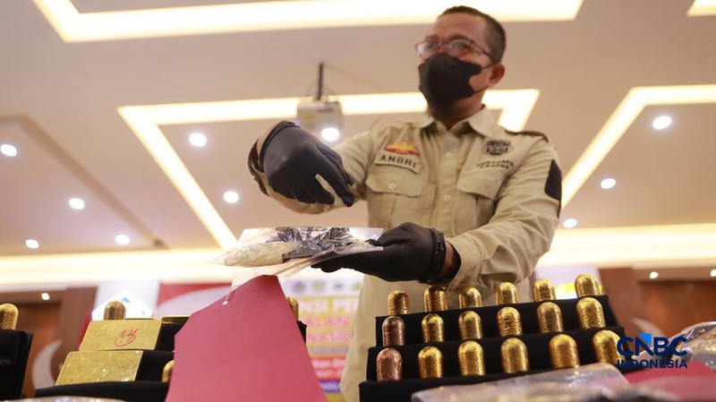 Sejumlah barang bukti berupa emas dan dokumen lainya ditampilkan pada Konferensi Pers Penindakan Penyelundupan Ekspor Emas KPU Bea dan Cukai Tipe C Soekarno-Hatta, di Aula Gedung B KPU Bea dan Cukai Soekarno Hatta, Tangerang, Banten, Kamis, 13/8. (CNBC Indonesia/Muhammad Sabki)