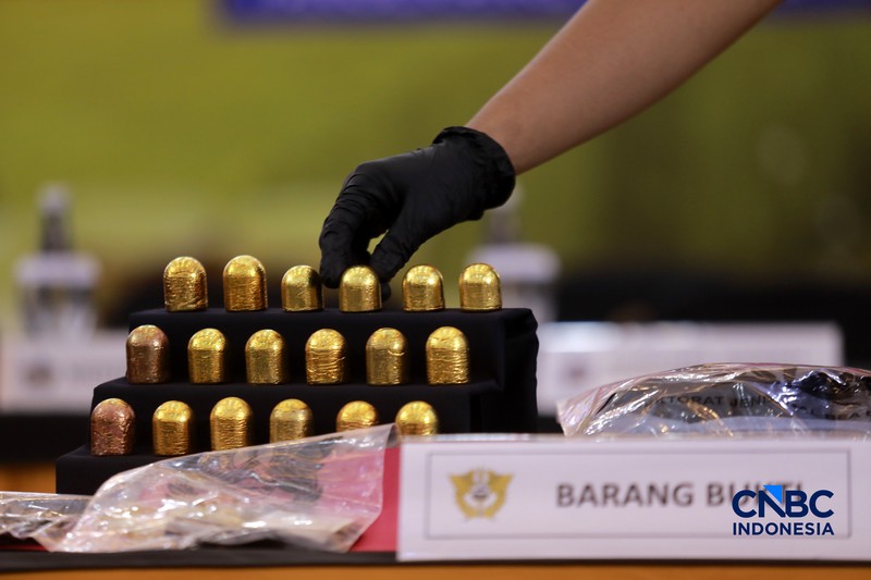 Barang bukti emas hasil penindakan ekspor di Terminal 3 Bandara Soekarno-Hatta diampilkan saat konferensi pers Penindakan Ekspor 22 Kg Emas Batangan di Kantor Pusat Bea Cukai, Jakarta, Selasa (18/8/2026). (CNBC Indonesia/Faisal Rahman)