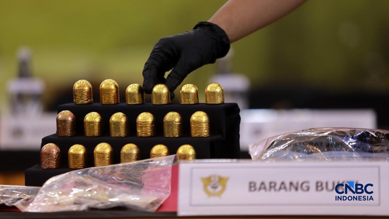 Sejumlah barang bukti berupa emas dan dokumen lainya ditampilkan pada Konferensi Pers Penindakan Penyelundupan Ekspor Emas KPU Bea dan Cukai Tipe C Soekarno-Hatta, di Aula Gedung B KPU Bea dan Cukai Soekarno Hatta, Tangerang, Banten, Kamis (13/8/2026). (CNBC Indonesia/Muhammad Sabki)