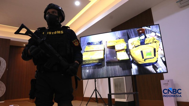 Sejumlah barang bukti berupa emas dan dokumen lainya ditampilkan pada Konferensi Pers Penindakan Penyelundupan Ekspor Emas KPU Bea dan Cukai Tipe C Soekarno-Hatta, di Aula Gedung B KPU Bea dan Cukai Soekarno Hatta, Tangerang, Banten, Kamis (13/8/2026). (CNBC Indonesia/Muhammad Sabki)
