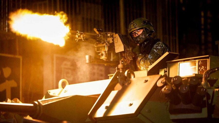 Seorang anggota militer Taiwan menembakkan amunisi dari atas kendaraan lapis baja dalam sebuah latihan yang merupakan bagian dari latihan militer tahunan Han Kuang di Taipei, Taiwan, 13 Agustus 2026. (REUTERS/Ann Wang)