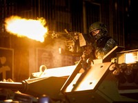 Seorang anggota militer Taiwan menembakkan amunisi dari atas kendaraan lapis baja dalam sebuah latihan yang merupakan bagian dari latihan militer tahunan Han Kuang di Taipei, Taiwan, 13 Agustus 2026. (REUTERS/Ann Wang)