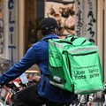 Seorang pengendara sepeda pengantar makanan dengan tas punggung Uber Eats mengendarai sepeda di Berlin, Jerman, pada 16 Juli 2026. (REUTERS/Annegret Hilse)