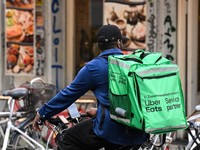 Seorang pengendara sepeda pengantar makanan dengan tas punggung Uber Eats mengendarai sepeda di Berlin, Jerman, pada 16 Juli 2026. (REUTERS/Annegret Hilse)