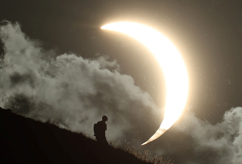 Bulan menutupi matahari sepenuhnya saat gerhana matahari total, sebagaimana terlihat dari Observatorium Astrofisika Javalambre di Arcos de las Salinas, dekat Teruel, Spanyol, pada 12 Agustus 2026. (REUTERS/Christian Hartmann)