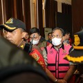 Tersangka perkara dugaan tindak pidana transfer pricing oleh PT TPL Tbk. di Gedung Jampidsus Kejagung, Jakarta Selatan. (Dok. Pusat Penerangan Hukum Kejagung)