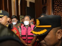 Tersangka perkara dugaan tindak pidana transfer pricing oleh PT TPL Tbk. di Gedung Jampidsus Kejagung, Jakarta Selatan. (Dok. Pusat Penerangan Hukum Kejagung)
