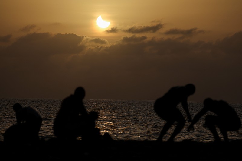 Bulan menutupi matahari sepenuhnya saat gerhana matahari total, sebagaimana terlihat dari Observatorium Astrofisika Javalambre di Arcos de las Salinas, dekat Teruel, Spanyol, pada 12 Agustus 2026. (REUTERS/Christian Hartmann)